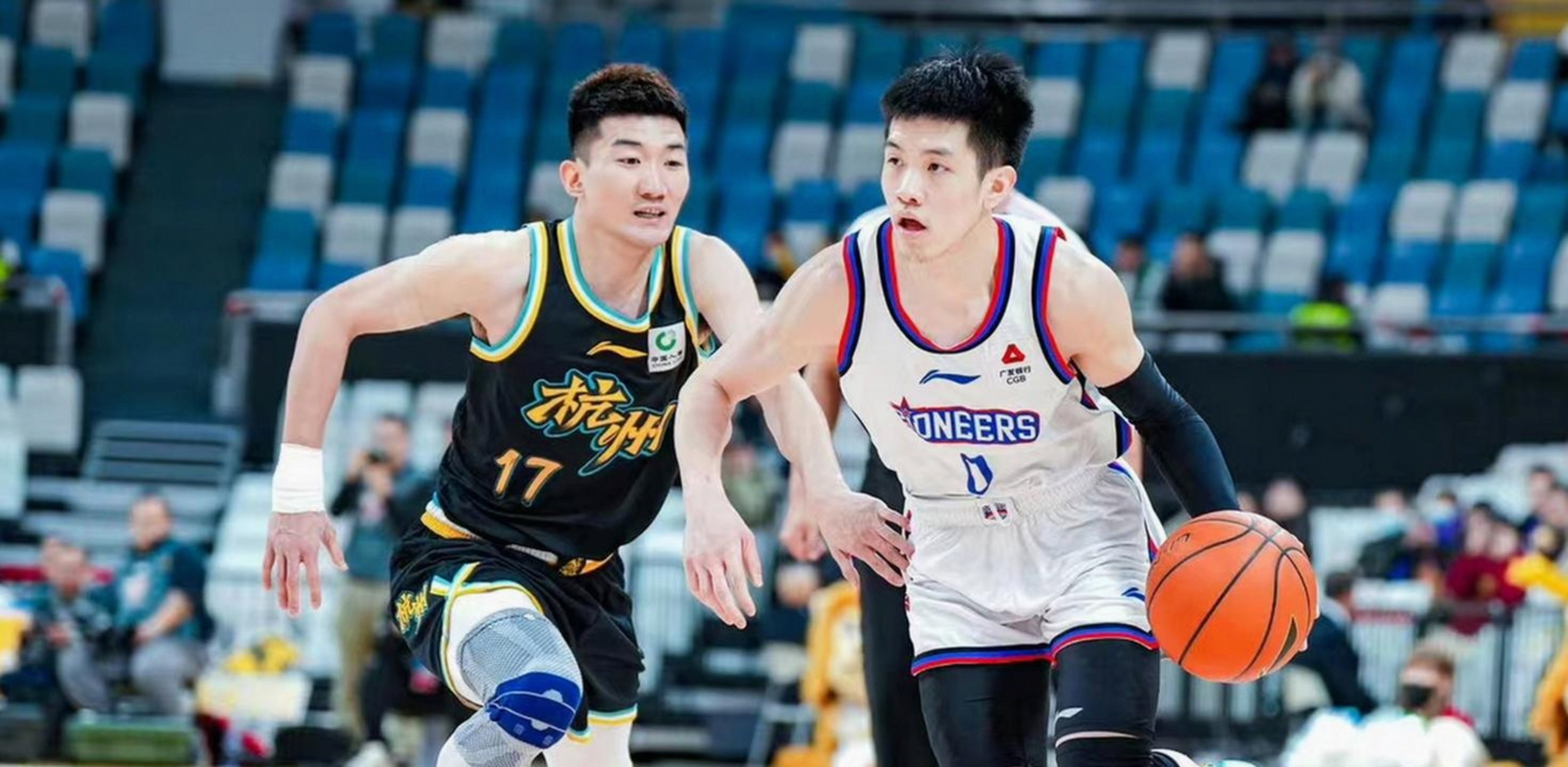 关于冲刺阶段广厦男篮备战欧超杯赛前斯图加特调整名单以备CBA季后赛，现场解说直呼：国际比赛日广东宏远官宣签约的信息