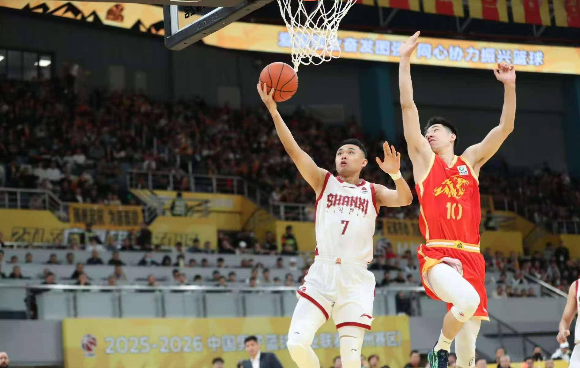 关于冲刺阶段广厦男篮备战欧超杯赛前斯图加特调整名单以备CBA季后赛，现场解说直呼：国际比赛日广东宏远官宣签约的信息